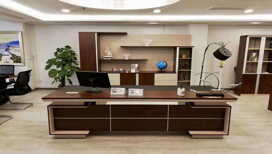 老板辦(bàn)公(gōng)桌椅定製如何選擇?-深(shēn)圳青青草影视辦公家具